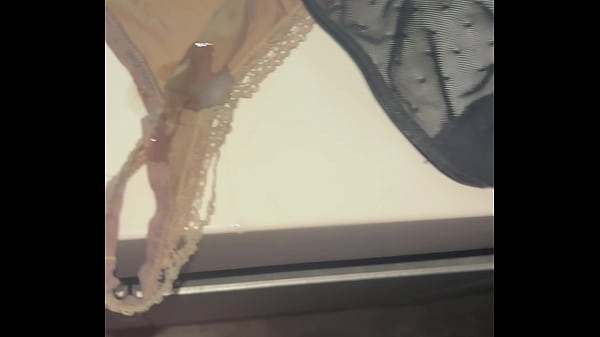 Lleno a chorros la tanga de mi mama
