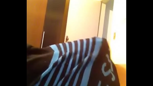 Novinho gostoso mostrando o volume