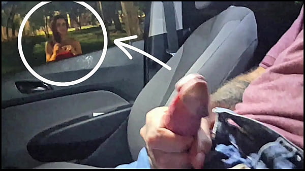 Masturbaccedilao arriscada em puacuteblico para ruiva no ponto de ocircnibus