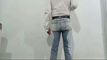 Delicioso pajazo despueacutes de orinarme en los pantalones con mi pantildeal de tela
