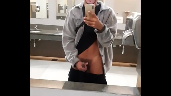 Gozando no banheiro do shopping