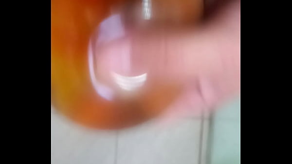 Na camisinha mijando