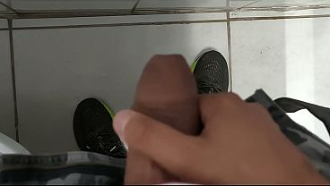 Punheta gostosa no banheiro puacuteblico