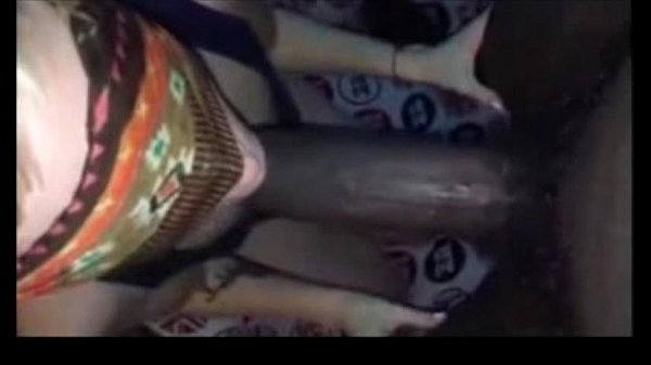 MILF se prend une grosse queue black devant son mari