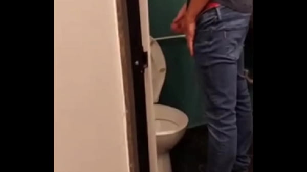 PEGUEI UM GRINGO NO BANHEIRO DO CINEMA  TORA CABECcedilUDA E LEITEIRA OS MELHORES BANHEIROtildeES ESTAtildeO NO RED E SUBSCRICcedilAtildeO
