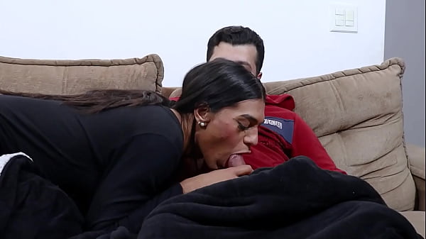 Fodi a amiguinha trans da esposa ela natildeo imagina que eacute uma corna