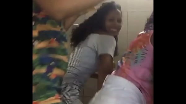 Minhas amigas grava viacutedeo  danccedilando pra mim enquanto eu bato uma