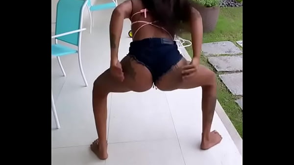 Gostosa danccedilando com shortinho socado