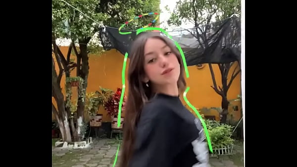 Sexy actriz joven mexicana bailando en mini short