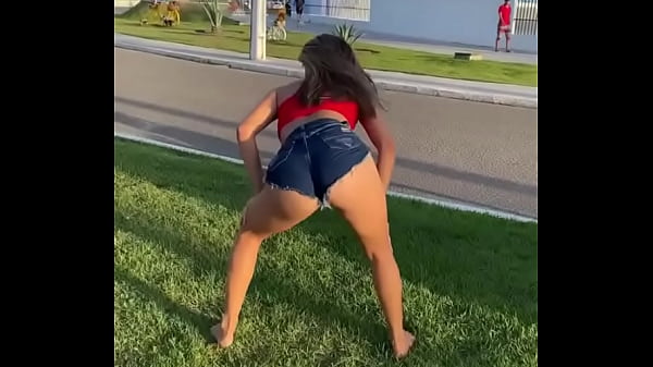 Gostosa danccedilando