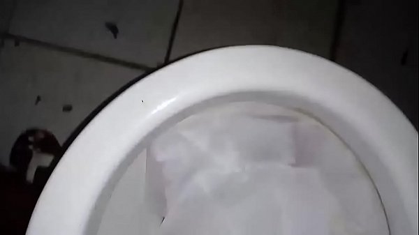 Batendo uma no banheiro