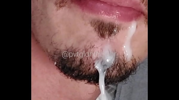 OLHA O TAMANHO DESSE HOMEM VEIO DAR LEITE NO GLORYHOLE MAS ACABOU PRA VER EU MAMAR COMPLETO NO RED