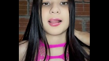 Frotando el cliacutetoris y el contildeo de la hermanastra hasta el orgasmo