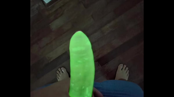 EU TESTEI A CAMISINHA DE NEON  OLHA COMO BRILHA NO ESCURO
