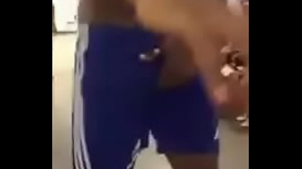 Leacuteo Santana pegando na mala