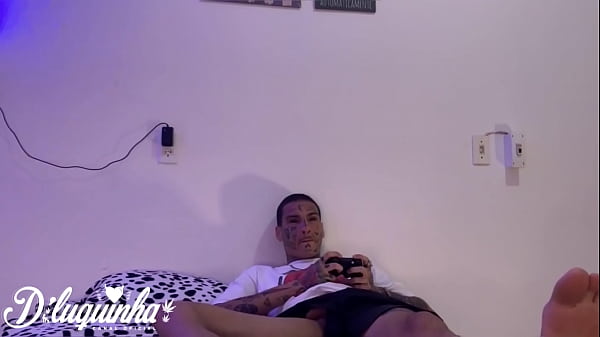 Estava jogando videogame e meu amigo ficou de putaria pro meu lado soquei a piroca no cuzinho dele no pelo