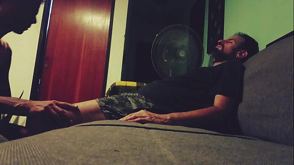Dando al macho una atencioacuten especial llegoacute cansado y lo relajo con una buena mamada en el sofaacute
