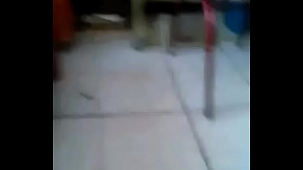 Jalaacutendosela mientas su familia estaacute en lasala