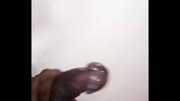 Negatildeo gozando gostoso na punheta