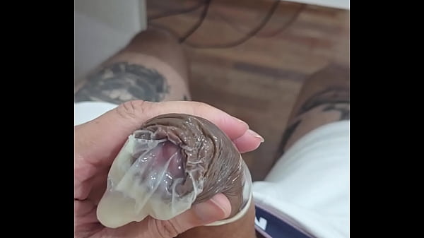 GOZANDO DENTRO DA CAMISINHA  FETICHE