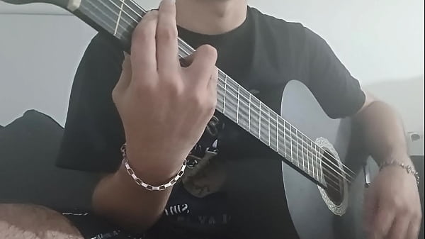 Otra vez maacutes tocandome la guitarra