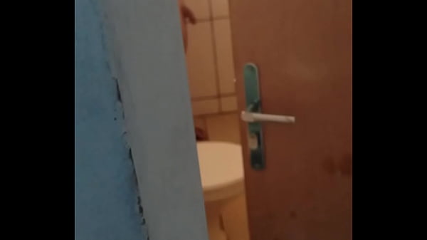 Filmei meu tio batendo punheta durante o banho  PARTE 1