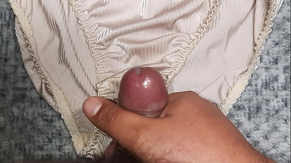 Me masturbeacute y me vine sobre los panties satinados usados de mi mejor amiga