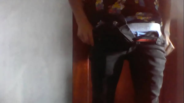 Lubrico mi  pequentildeo pene frente a webcam