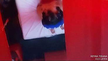 Mi novio no sabe que me cojo al baterista de su banda en el el telo del barrio chino