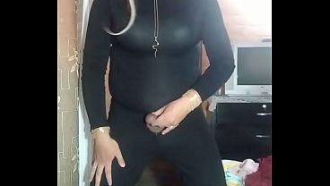 Travesti de negro mostrando gran verga y masturbandose