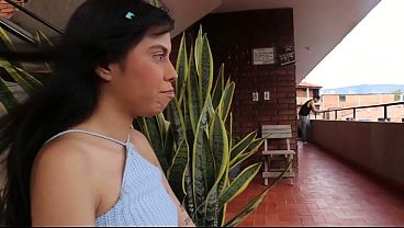 VECINA CALIENTE mi hermosa vecina latina colombiana viene de paseo y se quedo sola en la cada de sus amigos ella me invita a su casa hacer cositas caliente  porno en espanol