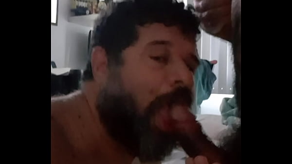Chicatildeo da FestaDoApe mamando um ursatildeo em casa