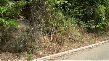 Esposa se encontra com o comedor e tira a calcinha na rua  casada putinha