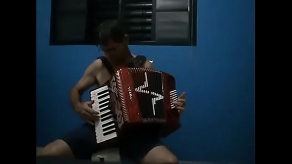 Gilmar loco de viagra tocando o terror na gaita