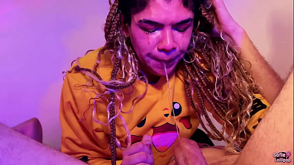 Sofie lollipop em um trisal com os gemeos que socaram forte na garganta dela ateacute ela engolir toda a porra