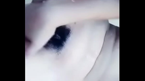 Katrina daacutendole brillo ala muntildeeca