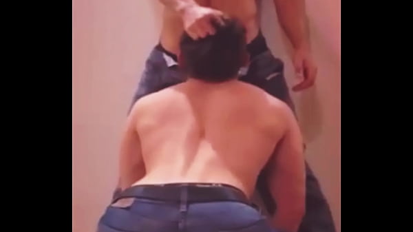 ME FOLLA EN EL VESTIDOR Y BANtildeOS DEL GYM cruising con el hetero curioso del gimnasio