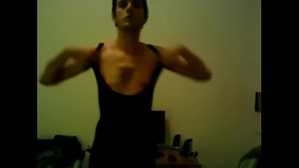 Con traje ajustadito negro
