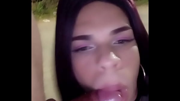 Cdzinha Fazendo um boquete gostoso no novinho pauzudo na Madrugada e levando gozada na boca