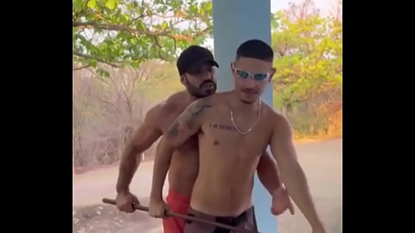 Chamei os amigos pra jogar sinuca e me fizeram pegar em seus tacos  Free