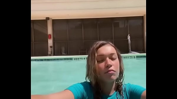 Hermosa tetona en piscina mojada