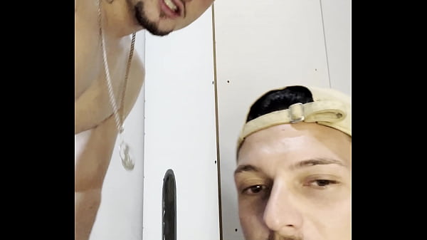 O ERICK DIAZ VEIO GOZAR NO GLORYHOLE E PEDIU PRA EU MAMAR FORA DA CABINE COMPLETO NO RED