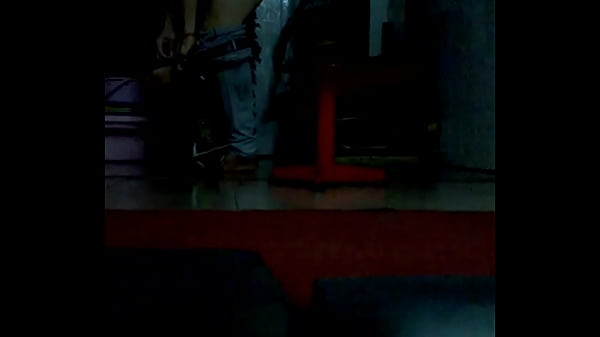 Trai thu1eb3ng thay u0111u1ed3 trong phograveng gym 2