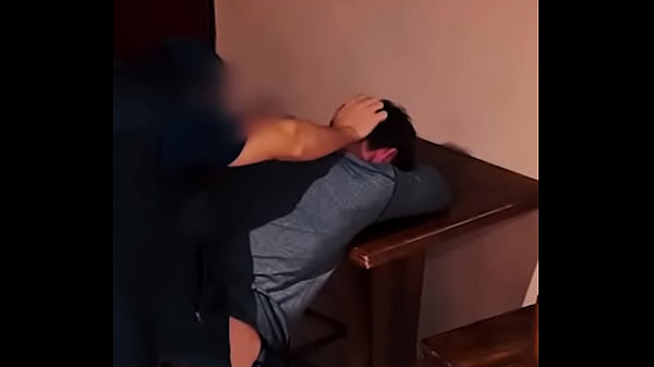 Hetero salvaje del bar rompe mi ropa me folla a pelo y luego se corre encima de mi culo