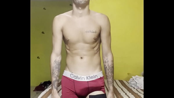 novinho dotado de piroca dura no short tactel falando putaria e gozando muito COMPLETO NO RED