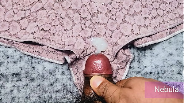 Use los panties usados de mi novia para masturbarme mientras ella estaacute de viaje me corriacute sobre su panty rosa
