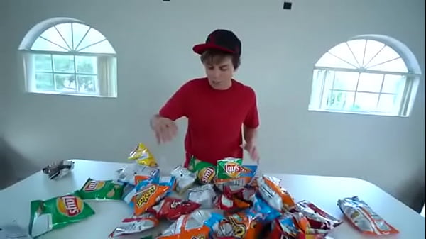 Novinho fica irritado e termina viacutedeo precocemente