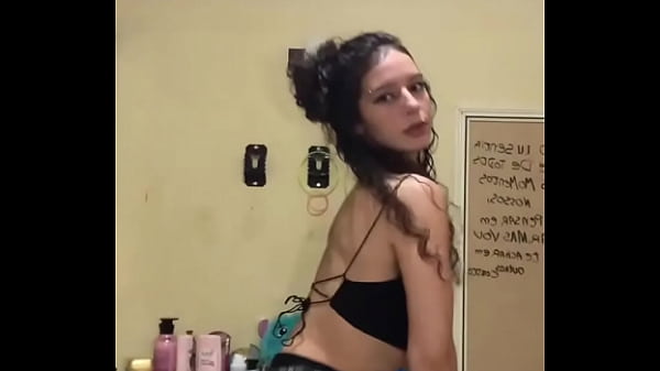 Novinha rebolando