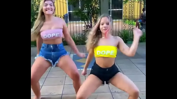 Novinhas danccedilando