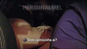 ALEM DE FICAR DE MOTORISTA ENQUANTO A MELHOTWIFE CHUPAVA O AMIGO O MARIDO TEVE Q EMPRESTAR A CAMISINHA PRO MACHO PODER ME COMER GOSTOSO NO CARRO
